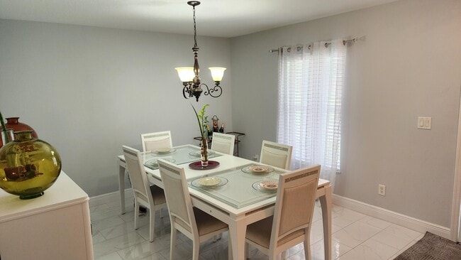 Building Photo - 562 SE Majestic Terrace