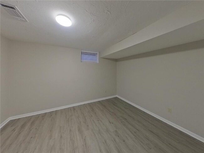 Building Photo - 13101 Thomas Ave