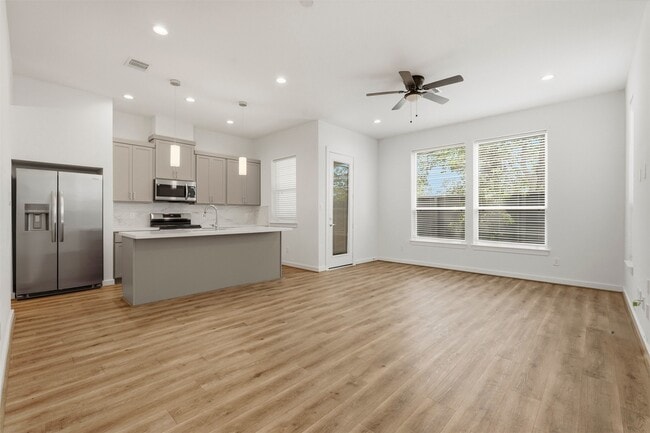 Building Photo - 1113 Highland Square Ln