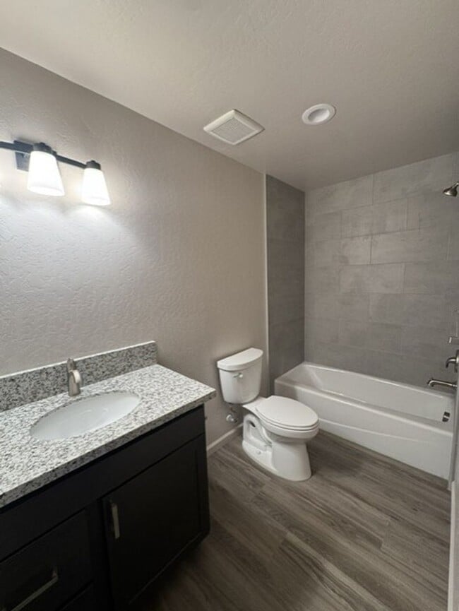 Building Photo - 2395 Oakmont Cir