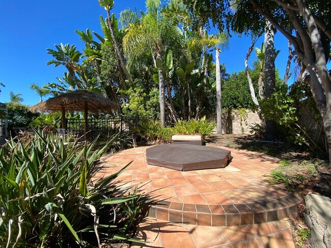 Building Photo - Stunning 4 bedroom Home with a Pool locate...