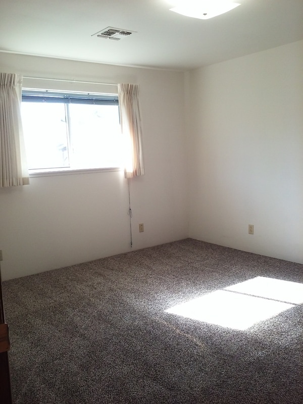 Building Photo - 2152 NW N Hill Dr