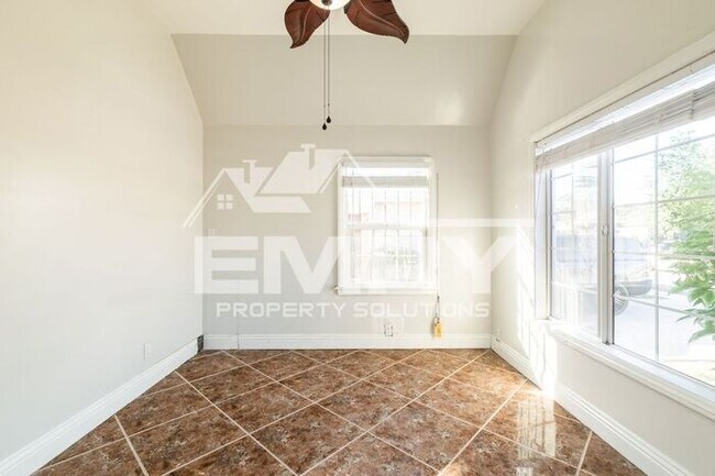 Building Photo - 2 Bed 1 Bath House in Lynwood Parking Incl...