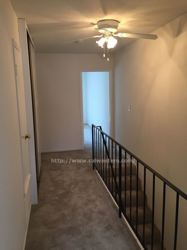 Building Photo - 2 bedroom Townhouse Apartments Available