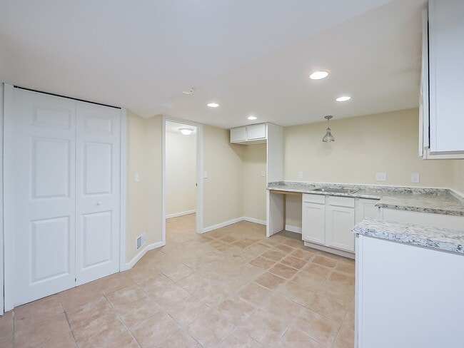 Building Photo - Spacious 3BR Home with Expansive 1-Acre Lot!