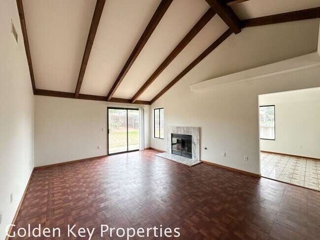 Building Photo - Single-level 4-Bedroom home on a large cor...