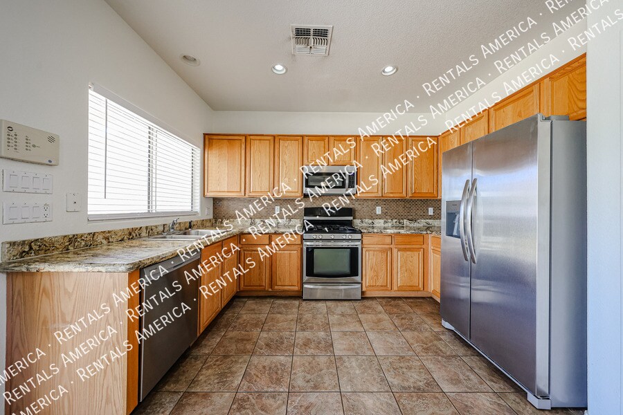 Building Photo - 14300 W Weldon Ave