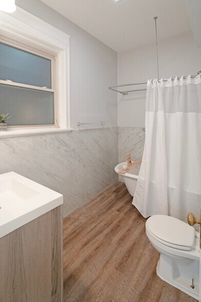 Full bath with gorgeous claw foot tub - 4512 Westminster Plz