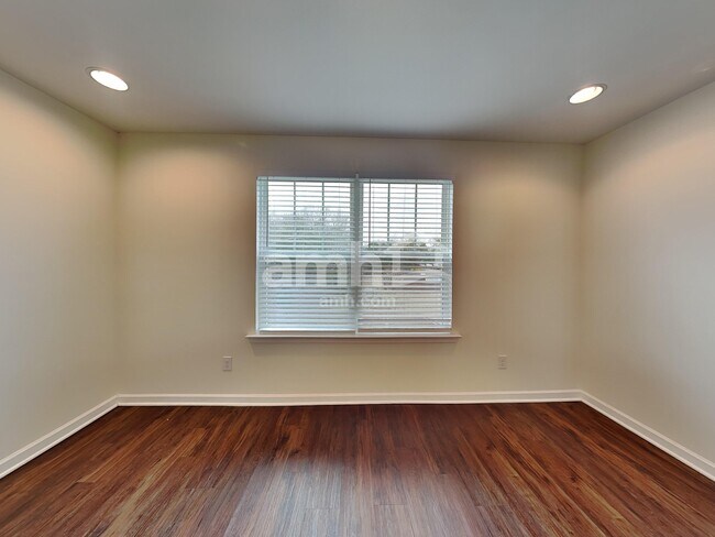 Building Photo - 108 Windyhill St