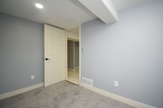 Building Photo - 2 Bed 1 Bath City Hideaway in SLC! Shops, Dining & Transit Nearby!!