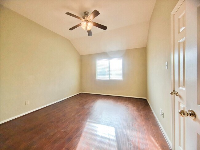 Building Photo - 1916 Lakewinds Dr