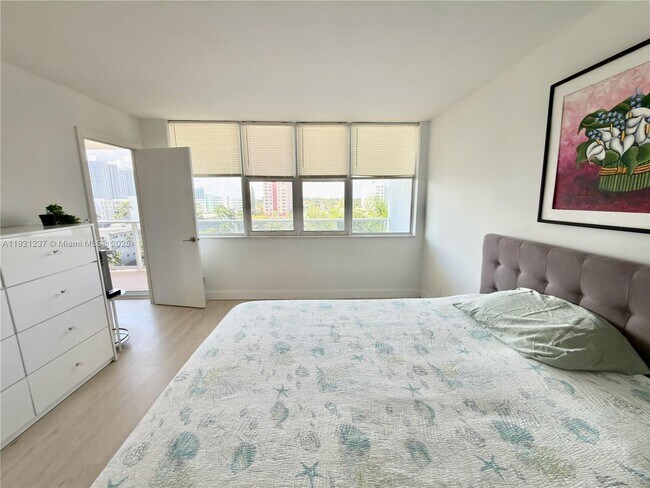 Building Photo - 3140 S Ocean Dr