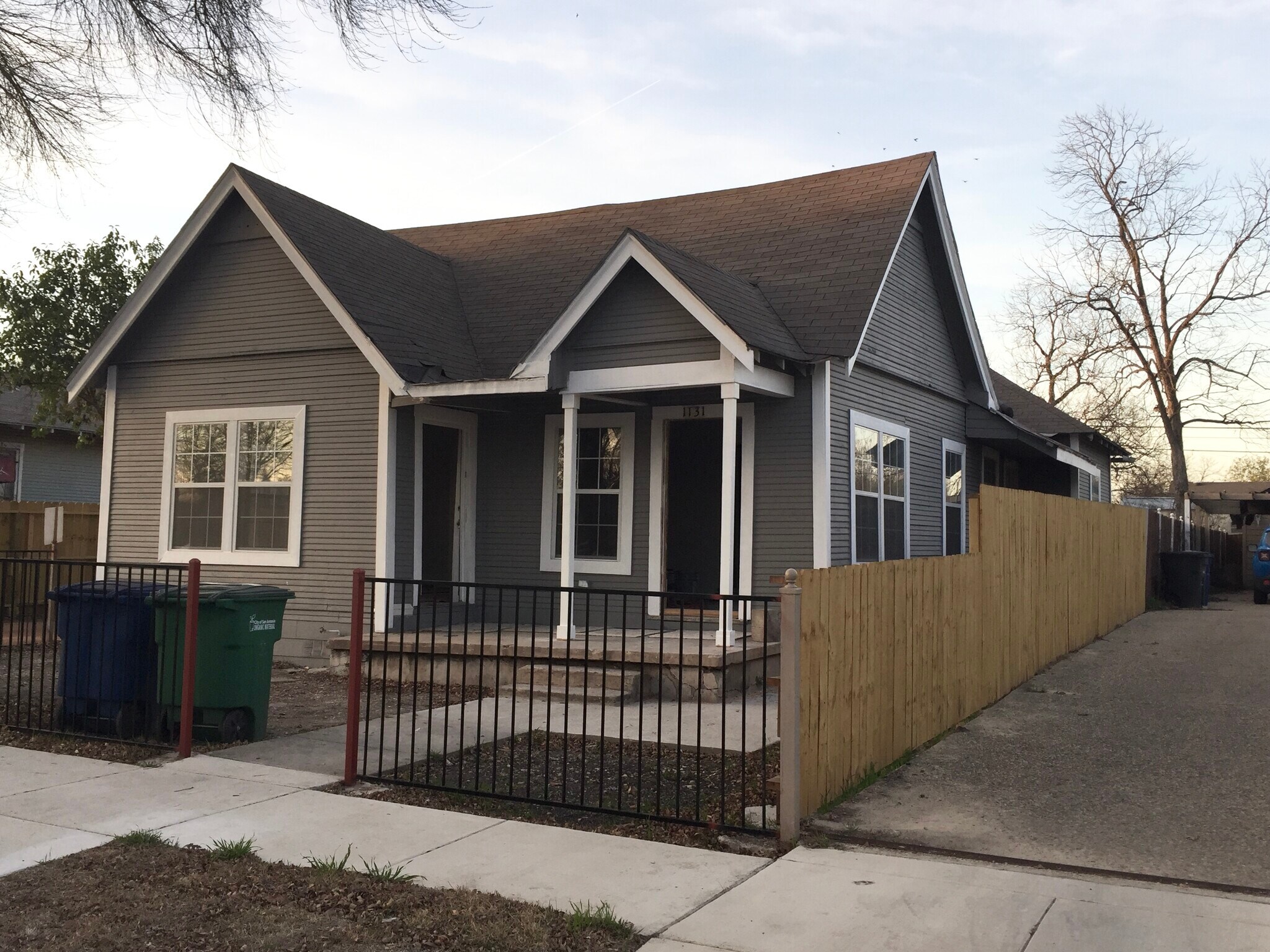 Building Photo - 1131 W Lynwood Ave