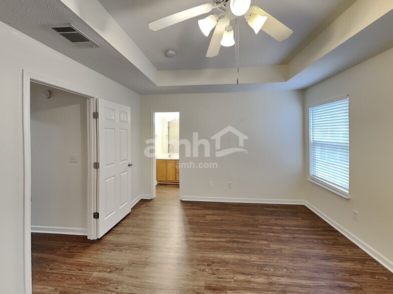 Building Photo - 1883 Portview Dr