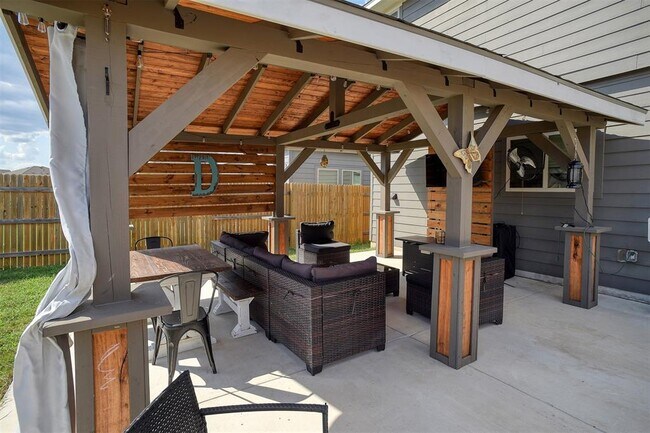 Building Photo - 205 Driftwood Ln