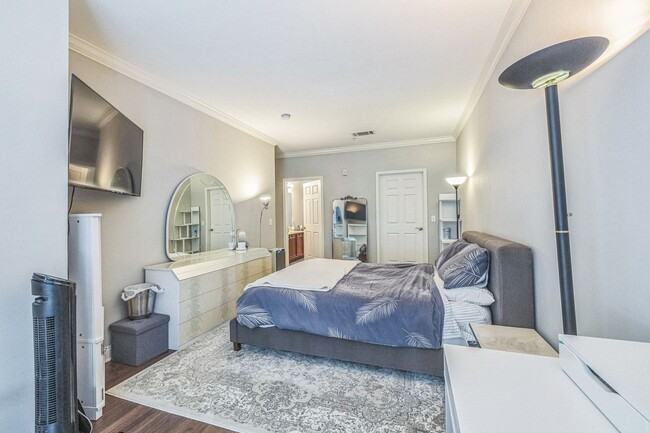 Building Photo - Beautiful 2 Bedroom, 2 Bath Condo In The H...