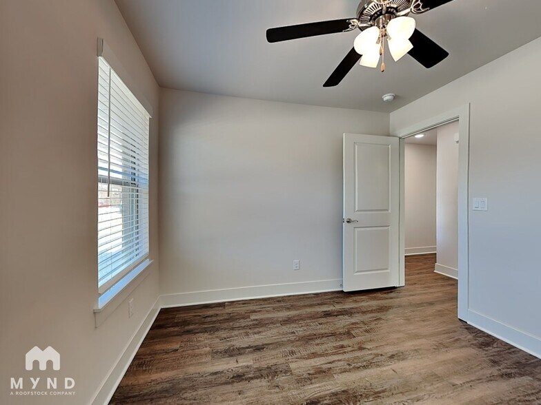 Building Photo - 1402 Love Ln