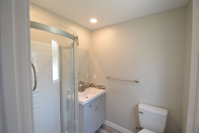 Building Photo - Beautiful 3 Bed 2 Bath with AC!