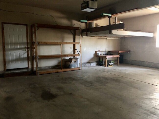 Building Photo - Spacious 4 bedroom 3 bath home in Folsom