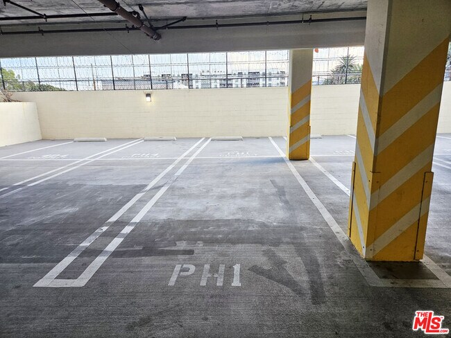 Building Photo - 944 S Serrano Ave