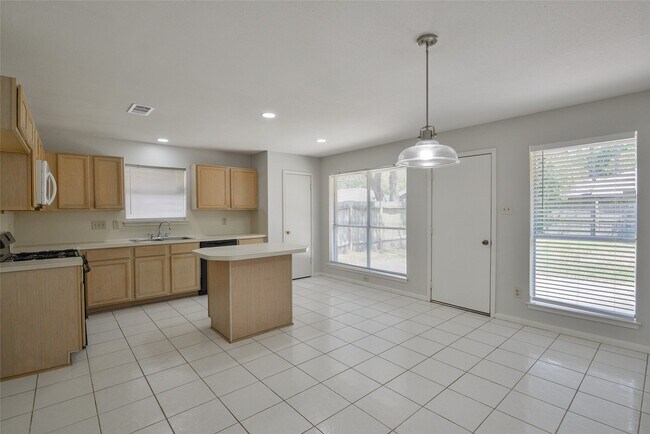 Building Photo - 2311 Old Oak Ln