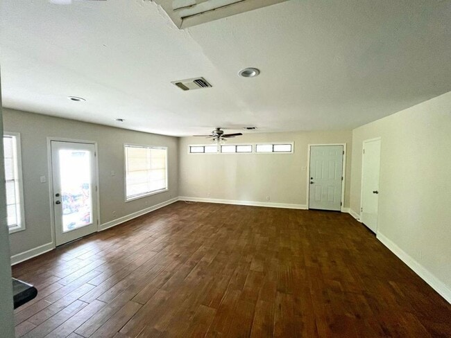 Building Photo - 701 Gardenia Ln