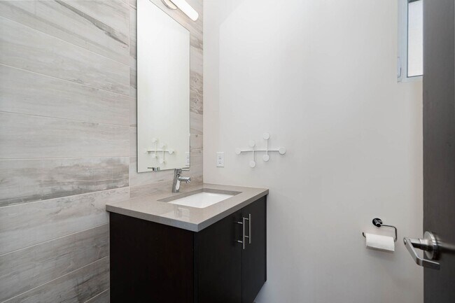 Building Photo - 3bd/1.75ba Seattle Townhome