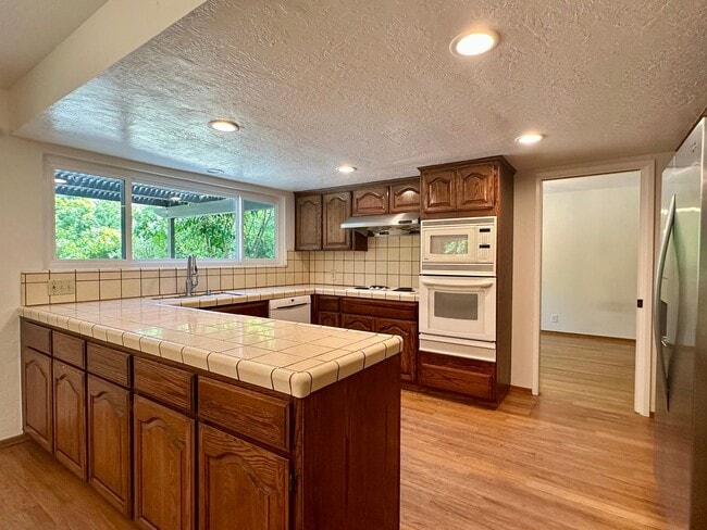 Building Photo - 4 Bedroom Home + Den in Saratoga!