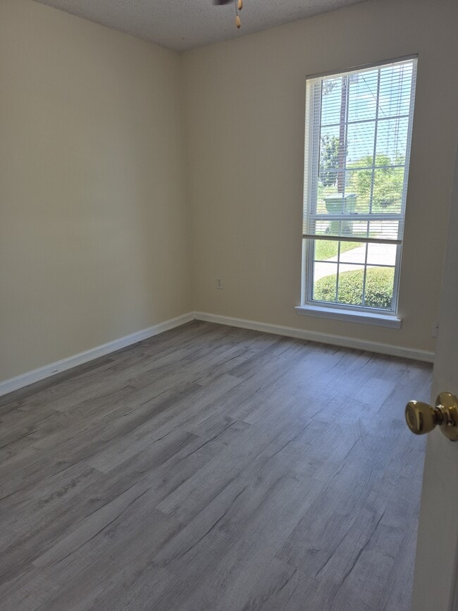 Building Photo - 1316 Edgewood Dr