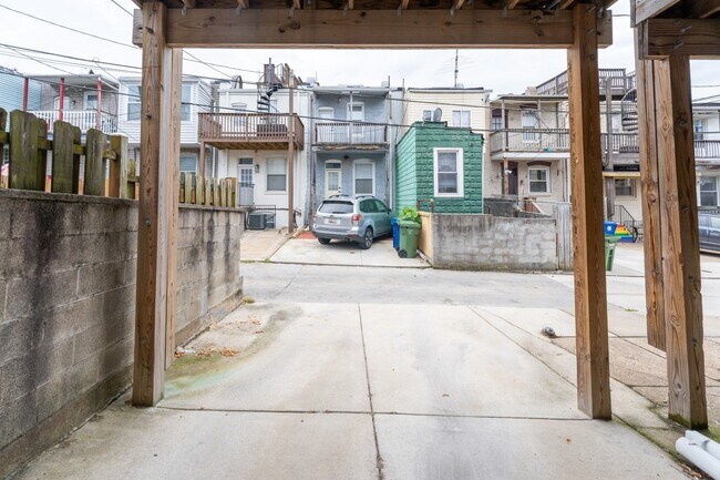 Building Photo - 216 S Robinson St