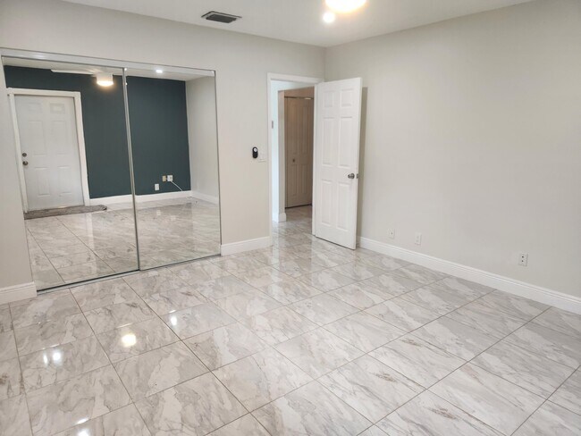 Building Photo - 452 Martin Ave