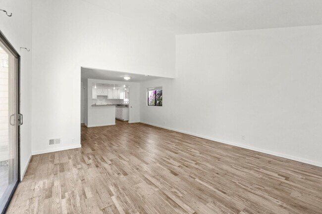 Building Photo - 130 E 21st St