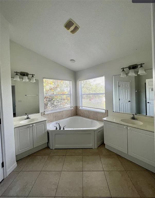 Building Photo - 2884 Club Cortile Cir