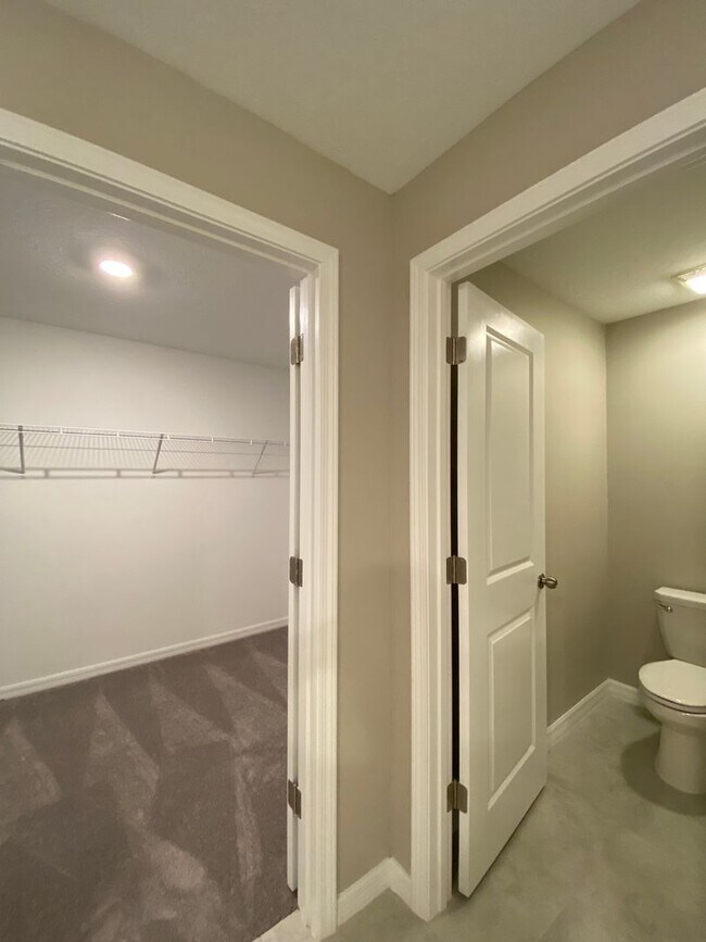 Building Photo - Freedom Crossing Preserve 4/2/2 **WON'T LAST**