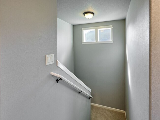 Building Photo - Beautiful 4 bedroom/2.5 Bath Home On Large...