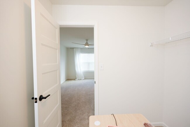 Building Photo - 245 Hollyhock Dr