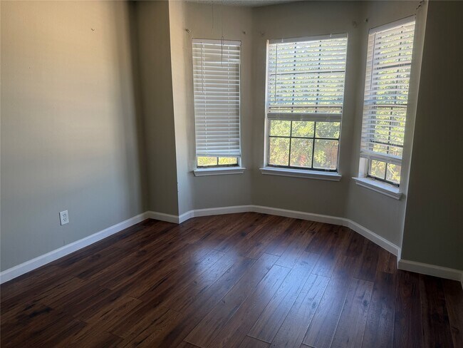 Building Photo - 13811 Purplemartin St