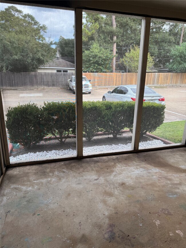 Building Photo - 712 Memorial Mews St