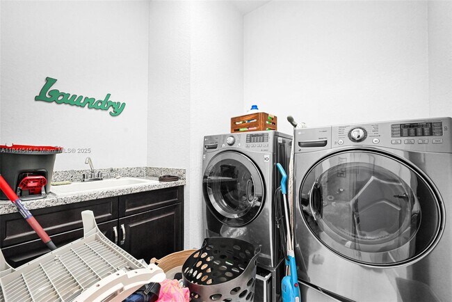 Building Photo - 8855 Watercrest Cir W