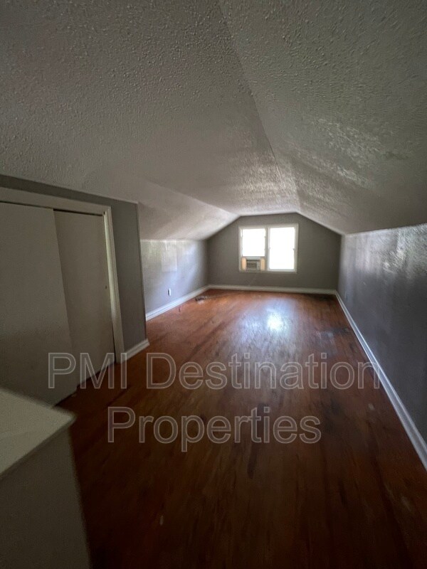 Building Photo - 5528 Parkview Ave