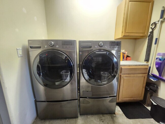 Building Photo - Fully Furnished 3 Bedroom Home w/ Covered ...