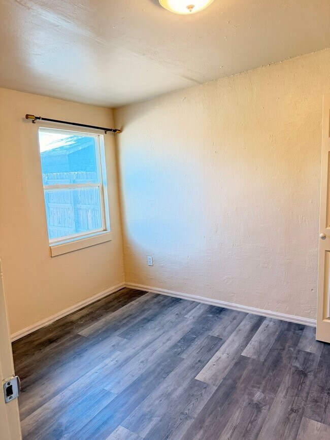 Building Photo - Cute House - 3Bed 1Bath - ONE Block from CMU!!!