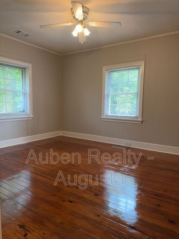 Building Photo - 328 Seminole Dr