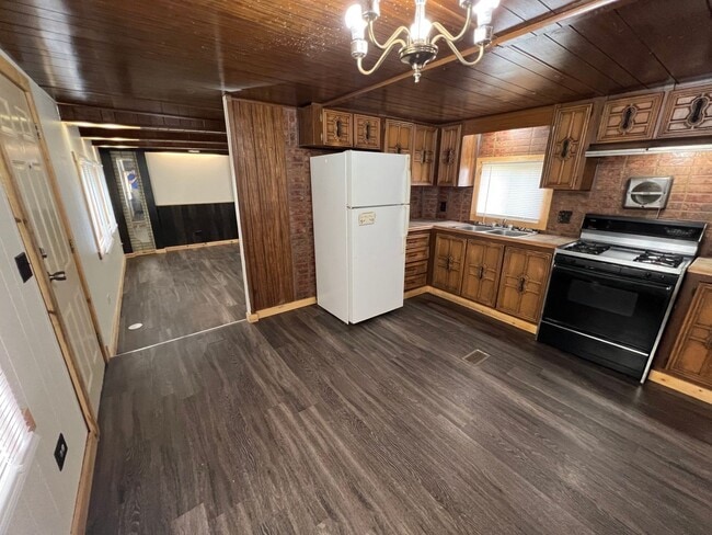 Building Photo - 2 Bedroom 1 Bath Updated Mobile Home in A ...