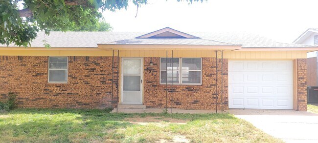 Building Photo - GREAT THREE BEDROOM 2 BATH HOME IN NORTH CLOVIS