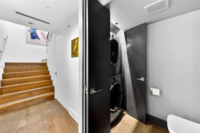 Building Photo - 601 NE 36th St