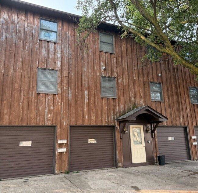 Building Photo - 726 W 2nd St