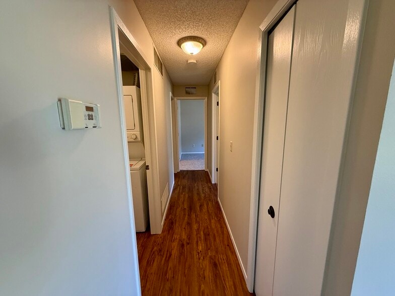 Building Photo - 8856 Jasmine Ln