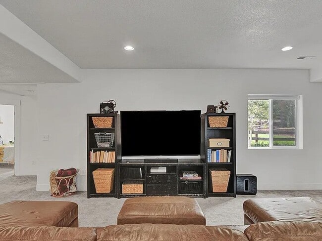 Building Photo - 15692 Paiute Cir