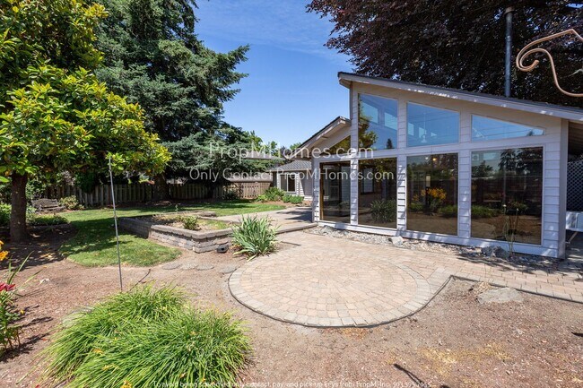 Building Photo - Spacious Three Bedroom Home in Desirable Charbonneau!